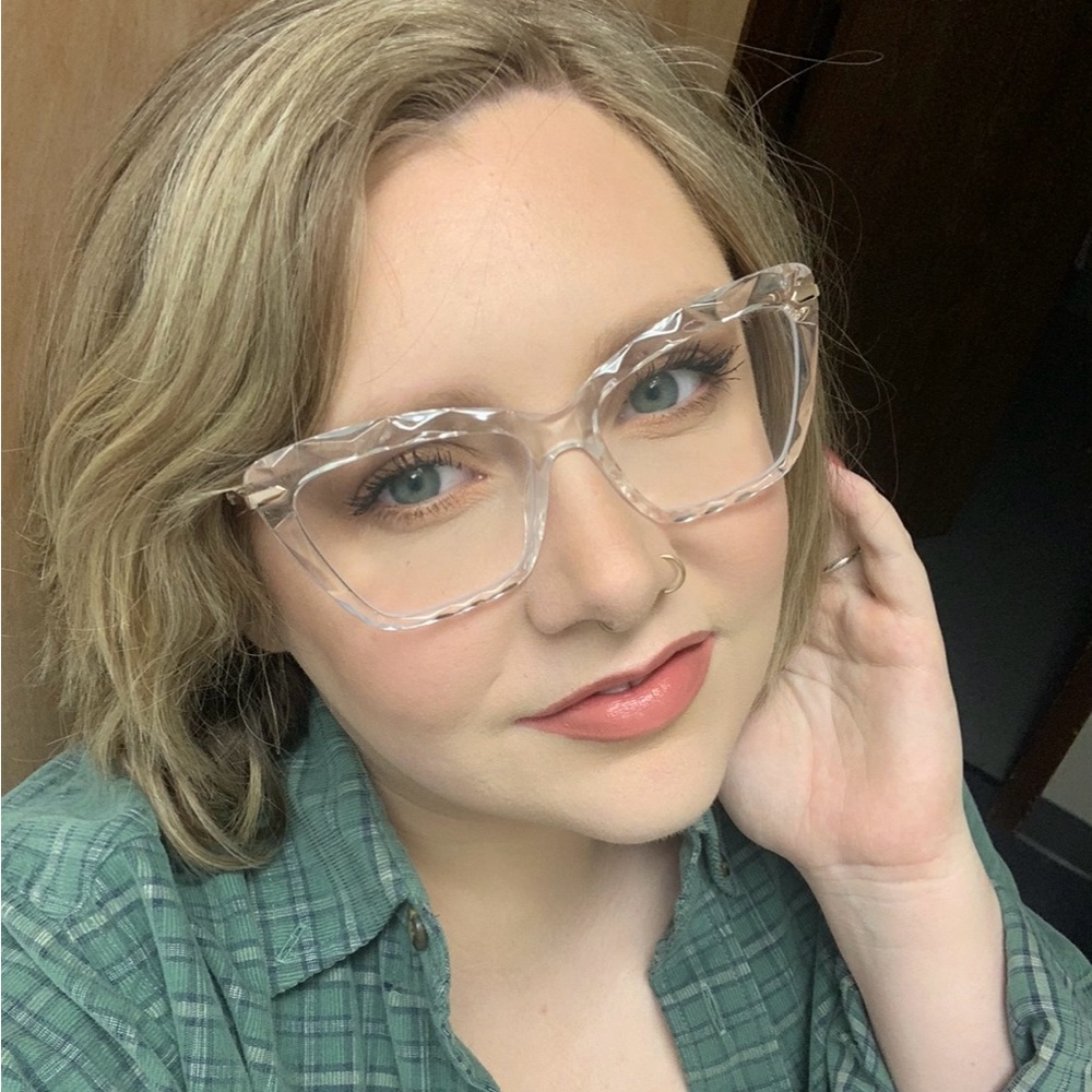 Meet your Posher, Alona